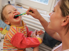 Cách làm sạch răng cho trẻ nhỏ: